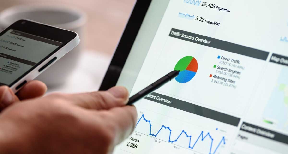 Photo représentant des graphiques et statistiques, illustrant le fait que le marketing numérique, et notamment les annonces en ligne, offrent la possibilité de mesurer facilement les résultats d'une campagne et d'ajuster sa stratégie marketing en fonction de ces derniers.