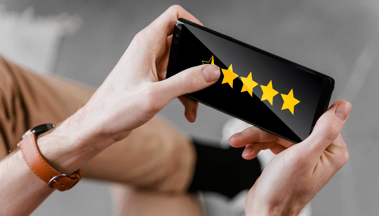 Photo représentant une personne attribuant des étoiles de notation à un produit ou service, et illustrant l'importance capitale pour une entreprise aujourd'hui de gérer son e-réputation.