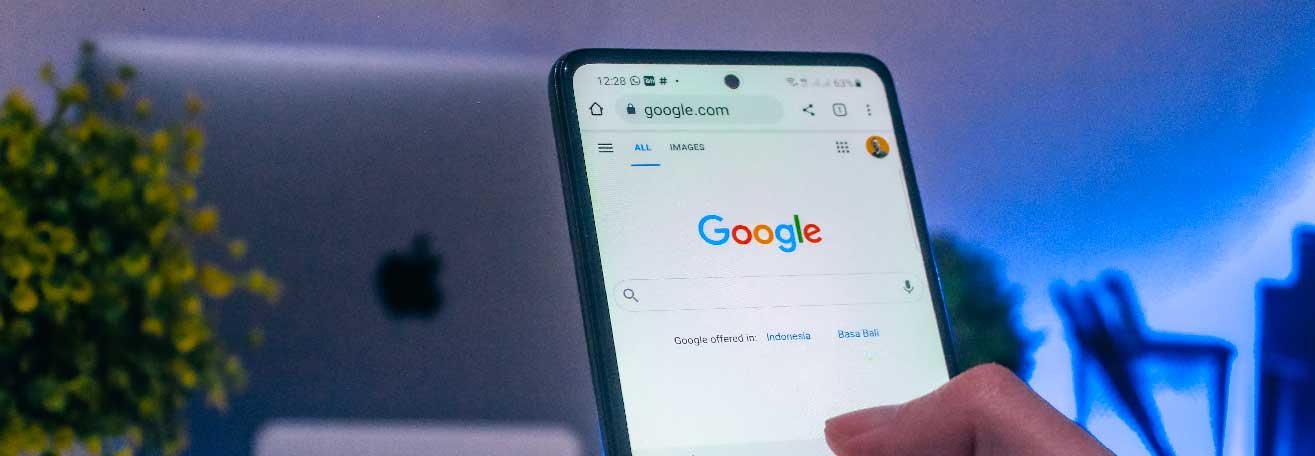 Photo représentant une barre de recherche Google sur un écran de smartphone, illustrant l'optimisation des moteurs de recherche (SEO) comme méthode de marketing numérique améliorant le positionnement d'un site Web dans les résultats de recherche.