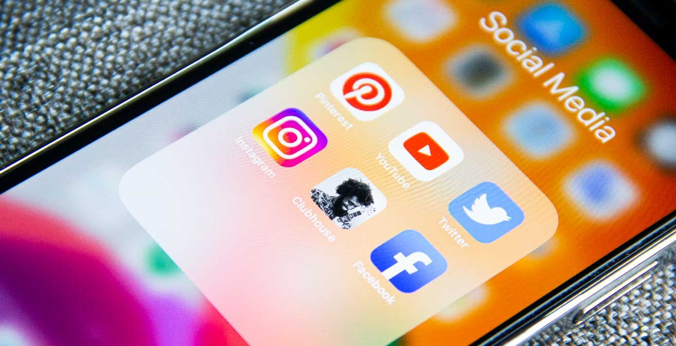 Photo représentant, sur un écran de smartphone, les icônes des principaux réseaux sociaux que les entreprises peuvent utiliser pour diffuser des publicités ciblées et ainsi gagner en visibilité et en abonnés.