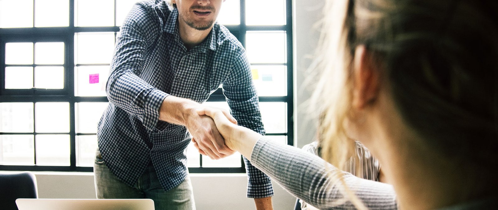 Photo représentant une poignée de main, permettant d'illustrer un partenariat établi entre un client et son agence de web design