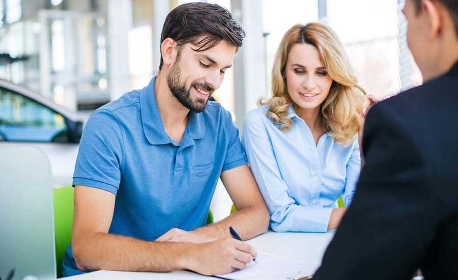 Photo illustrant une relation positive et une réunion productive entre une agence de web design et son client. 