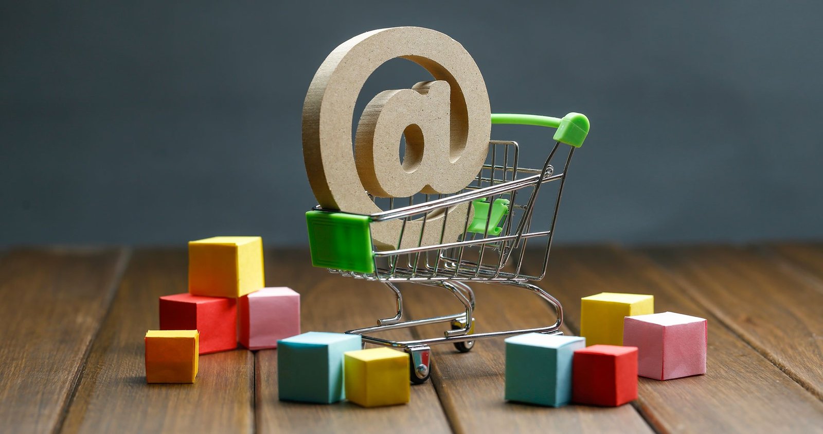 Illustration du symbole arobase dans un caddie, symbolisant le potentiel des campagnes emailing pour accroître les ventes d'une entreprise