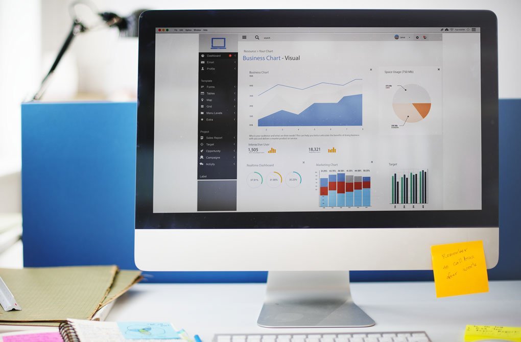 Photo d'un ordinateur affichant des graphiques, et illustrant le principe que, pour mesurer le succès d'une campagne e-mailing, il faut analyser un certain nombre d’indicateurs reflétant les performances réalisées.