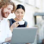 Jeune couple consultant un site internet engageant et leur apportant satisfaction