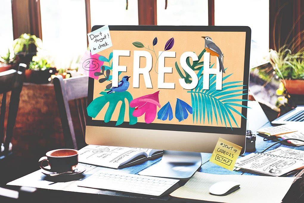 Photo représentant un ordinateur où figure le mot frais, illustrant la nécessité pour les sites internet de proposer du contenu frais.