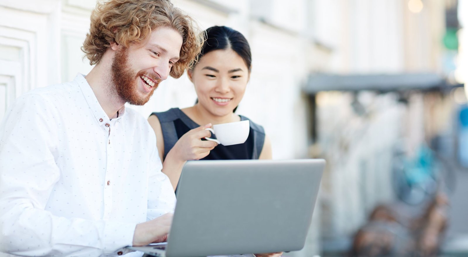 8-conseils-site-engageant Jeune couple consultant un site internet engageant et leur apportant satisfaction