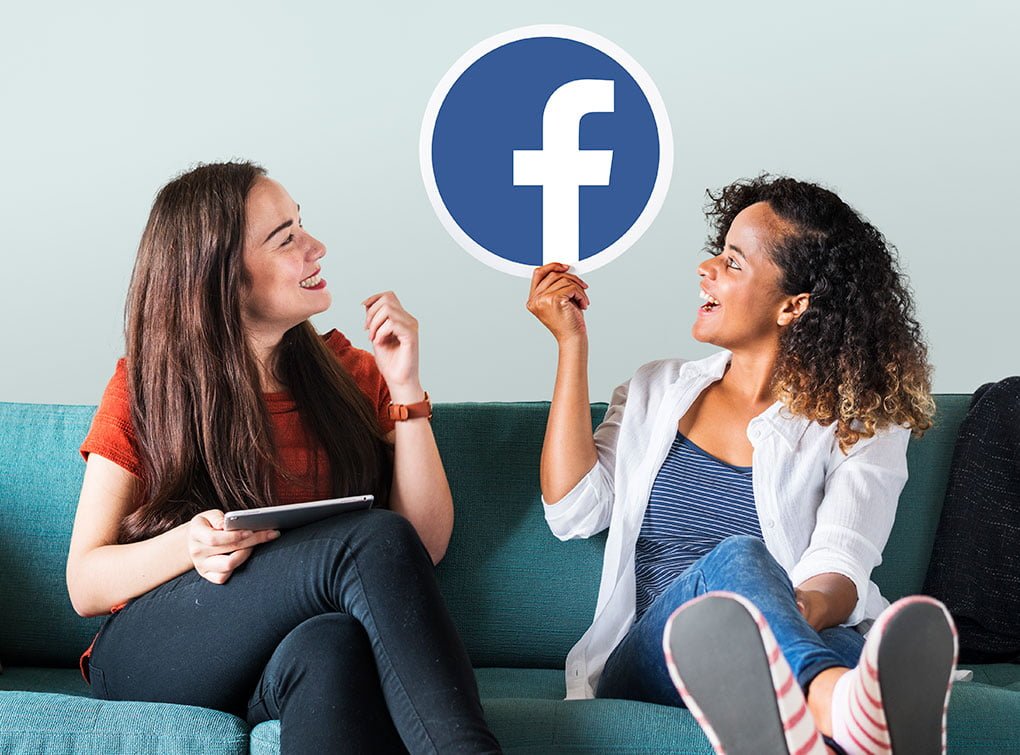 Photo représentant deux jeunes femmes utilisatrices de Facebook