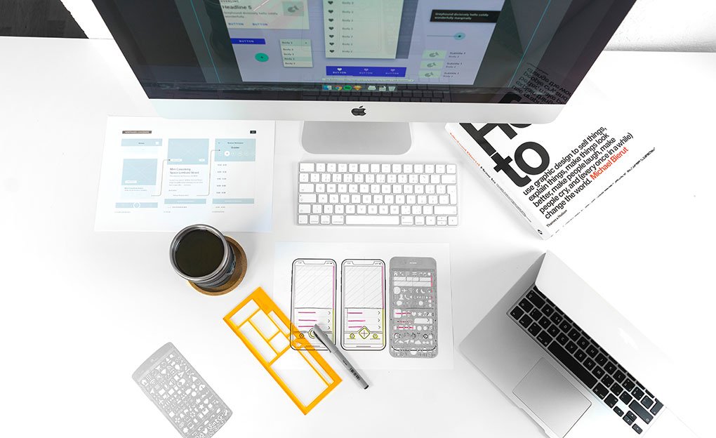 photo représentant le travail d'un UX designer, les mock-ups d'une application web responsive et adaptées aux mobiles