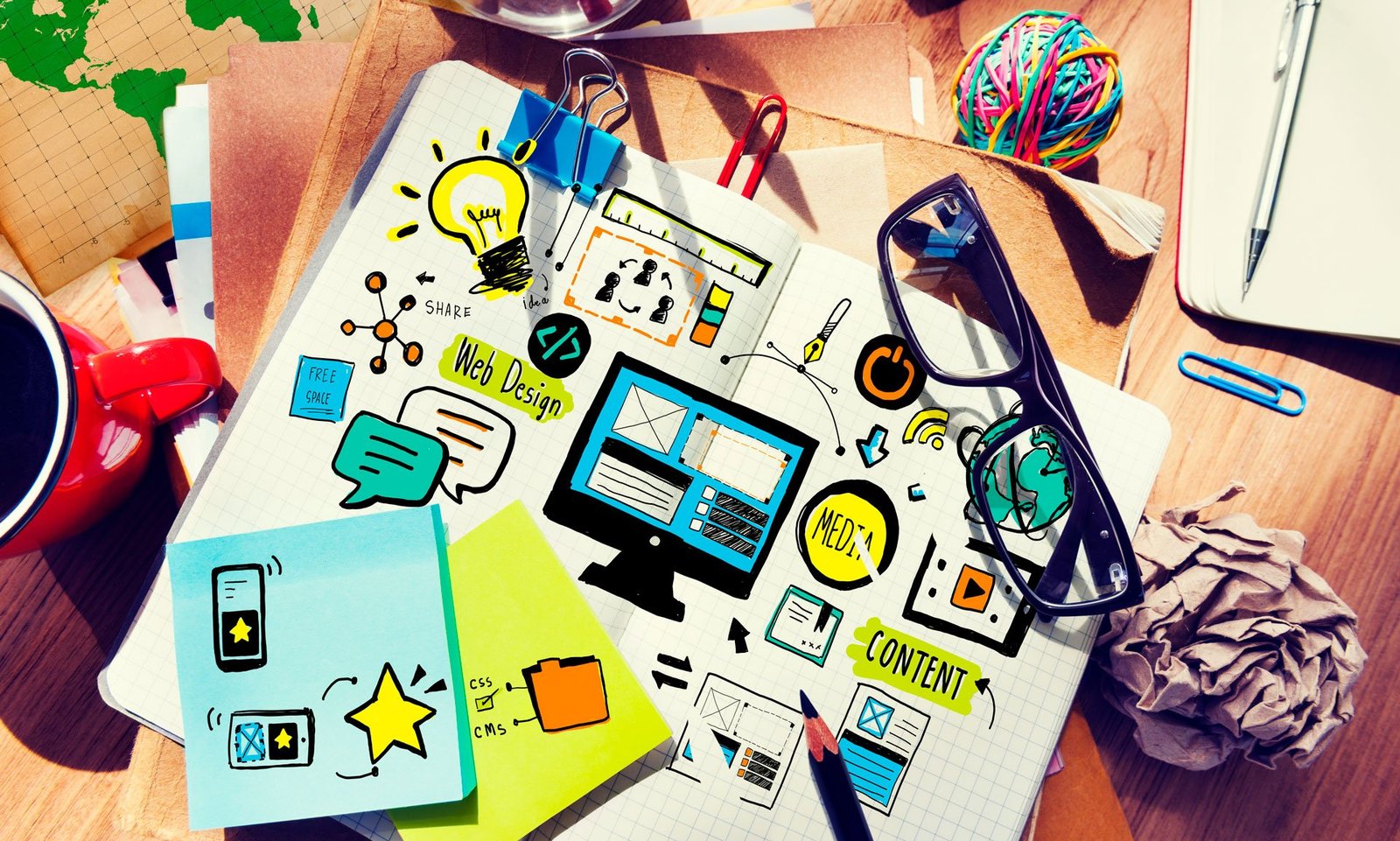 elements-cles-site-web-header Photo représentant l'illustration de notes et idées d'UX design d'un web designer,