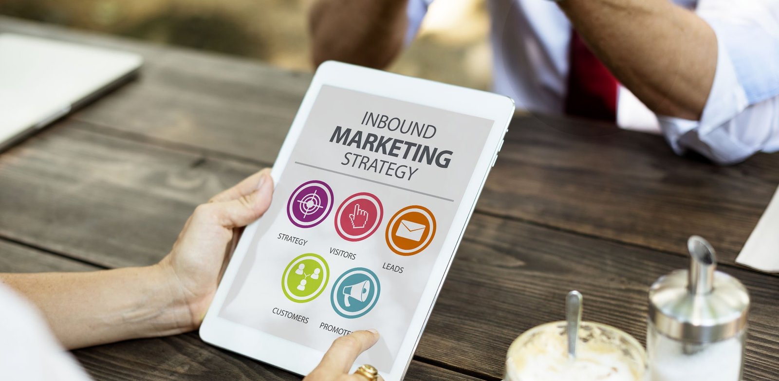 inboud-marketing Photo représentant sur une tablette les éléments clés d'une stratégie d'inbound marketing : stratégie, visiteurs, prospects qualifiés, clients, promotion