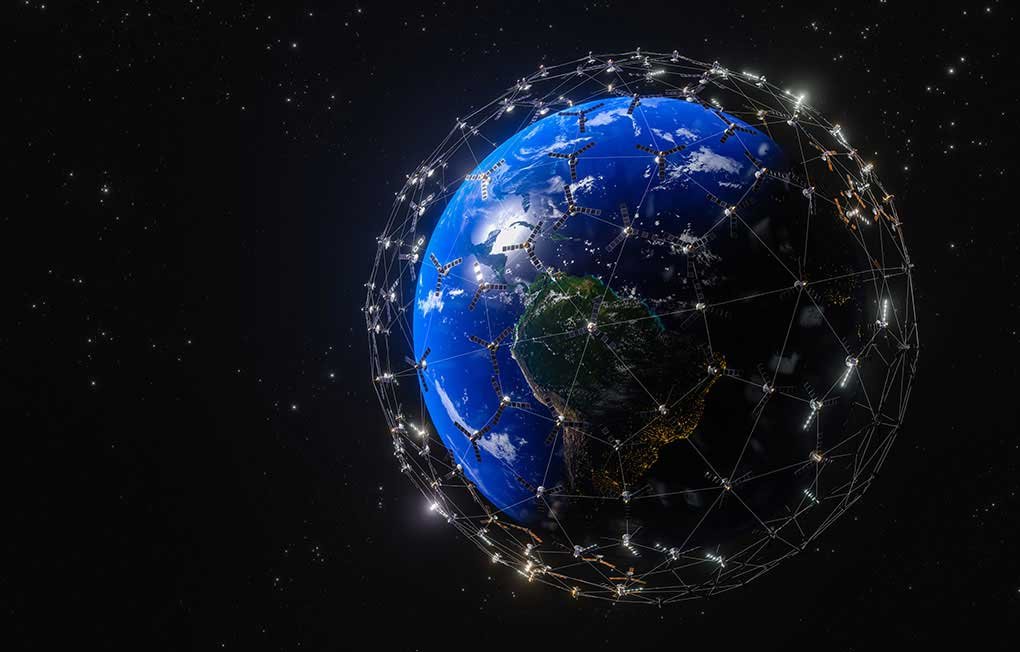Image illustrant la consommation mondiale d'électricité par le réseau internet et ses conséquences sur l'environnement, montrant le globe terrestre entouré de nombreux satellites