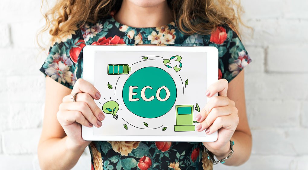 photo représentant une femme tenant une tablette où s'affiche une application en faveur de l'écologie, des énergies renouvelables et respectueuse de l'environnement 